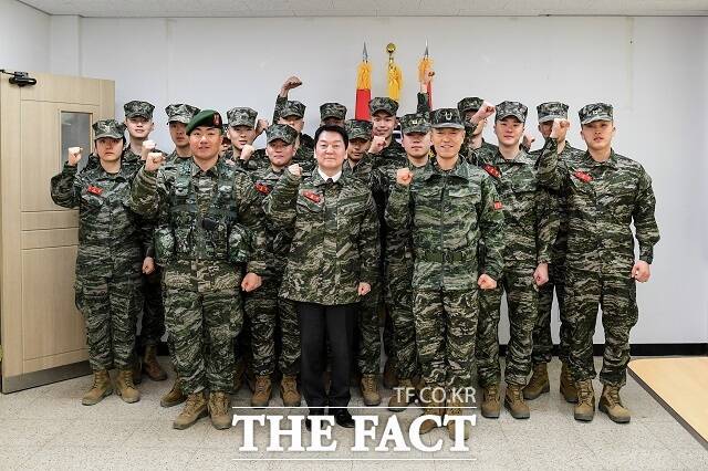 안철수 국민의힘 의원이 7일 경기도 김포시 위치한 해병대 2사단을 방문해 장병 및 관계자들과 기념사진을 찍고 있다. /안철수 의원실 제공
