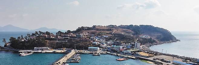 경남 거제시 장목면에 있는 이수도. 주민 108명이 사는 작은 섬이지만 '1박 3식' 아이디어로 지난해 관광객 13만명을 불러 모았다. 이 섬 민박집에 하룻밤 묵으면 제철 식재료로 만든 세 끼를 맛볼 수 있다. /거제시