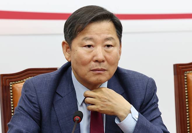 이철규 국민의힘 의원이 옷매무새를 가다듬고 있다. /뉴스1