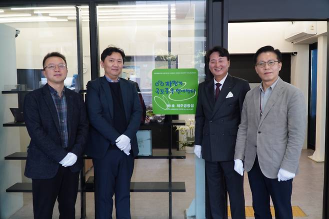 사진 왼쪽부터 김석 한국관광공사 지역관광실장, 윤준용 비르투컴퍼니  대표, 우달식 케이워터운영관리  사장, 김복근 한국공항공사  제주공항장