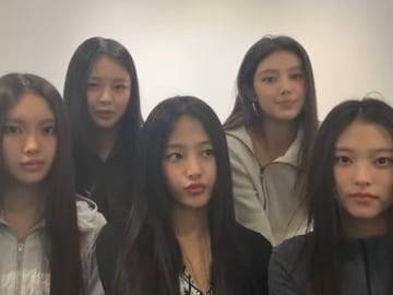 지난 7일 NJZ(뉴진스)의 첫 SNS 라이브 방송 캡처. 멤버 하니를 포함, 전원이 참석해 독자 활동 계획을 밝히고 있다.  /NJZ 공식 인스타그램 캡처