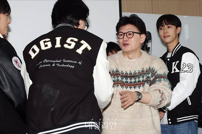 한동훈 전 국민의힘 대표가 6일 서울 서대문구에서 8개 대학 총학생회연합회가 주최한 '한동훈과의 대화 - 대한민국, 그리고 미래세대' 토론회에서 학생들과 악수를 하고 있다. ⓒ데일리안 홍금표 기자
