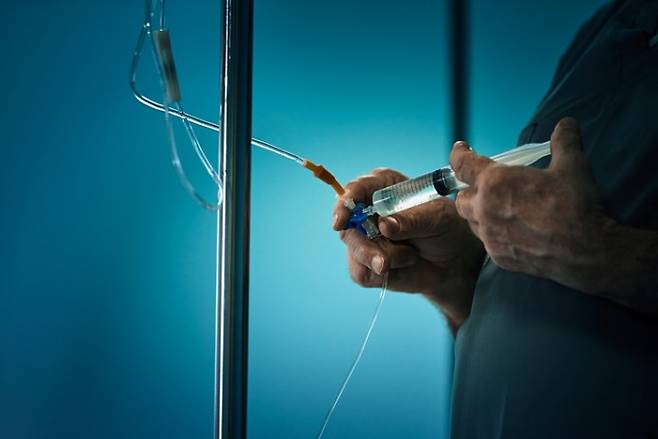 자가면역질환 치료제로 널리 활용되는 TNF-a(종양괴사인자 알파) 억제제의 투여 시간과 횟수를 획기적으로 출일 수 있는 나노 기술이 개발됐다. 정맥주사를 맡는 환자를 나타낸 이미지. 게티이미지뱅크