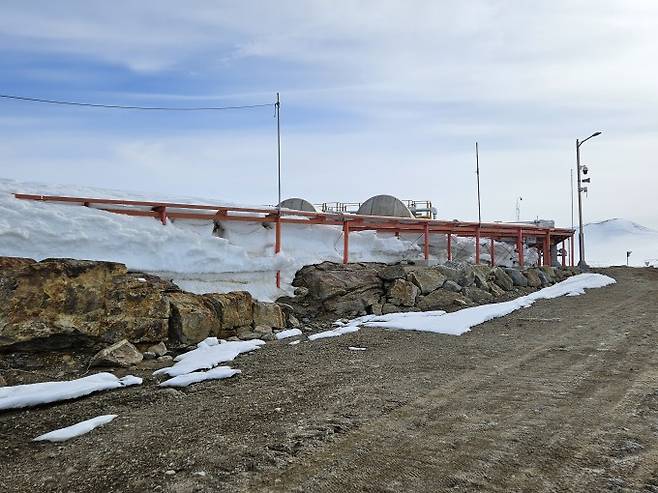 장보고기지와 바다를 연결하는 배관이 2018년 1월에는 눈으로 뒤덮여 거의 노출되지 않았지만 올해 1월에는 눈이 녹아 곳곳이 노출됐다. 극지연구소 제공