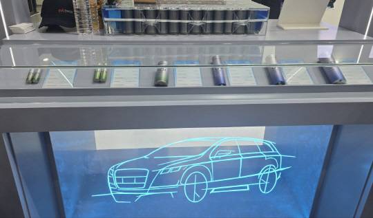 EVE에너지가 전시 부스에 LFP와 NCM의 원통형 배터리를 전시한 모습. 박한나 기자.