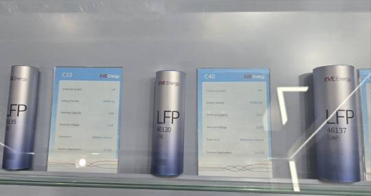 EVE에너지가 전시 부스에 LFP의 원통형 배터리를 전시한 모습. 박한나 기자.