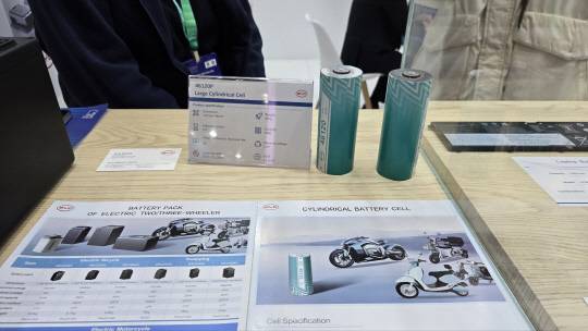 7일 인터배터리 2025의 BYD 부스에 전시된 46120 원통형 LFP 배터리. 박한나 기자.