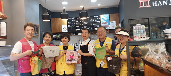 강남구 도곡1동 폐우산을 활용한 공유바구니 사용하는 ‘도곡그린상점‘. 강남구 제공