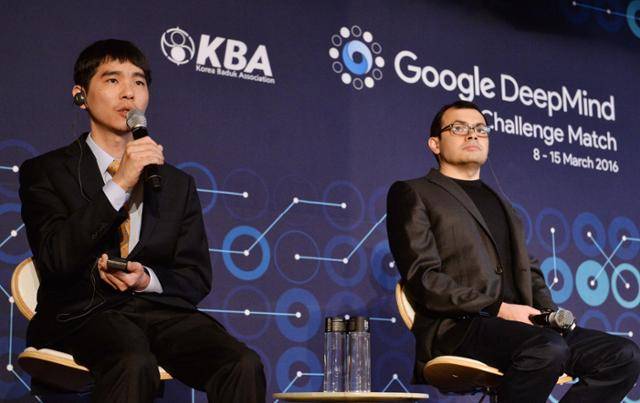 이세돌(42·은퇴, 왼쪽) 9단이 2016년 3월 15일 서울 종로구 포시즌스호텔에서 구글 바둑 인공지능(AI) 프로그램 ‘알파고’와 마지막 대국을 마치고 데미스 허사비스 구글 딥마인드 최고경영자(CEO)와 기자회견을 진행하고 있다. 홍인기 기자