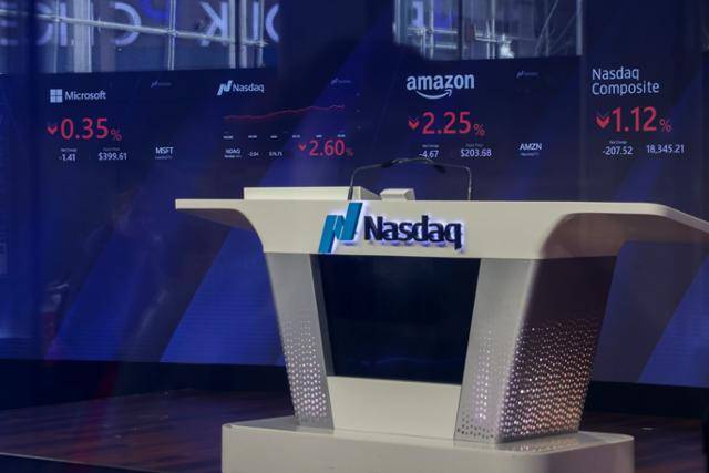 미국 나스닥 시장에 상장된 종목들이 6일 도널드 트럼프 행정부의 관세 부과 불확실성 영향으로 하락했다. 뉴욕=EPA 연합뉴스