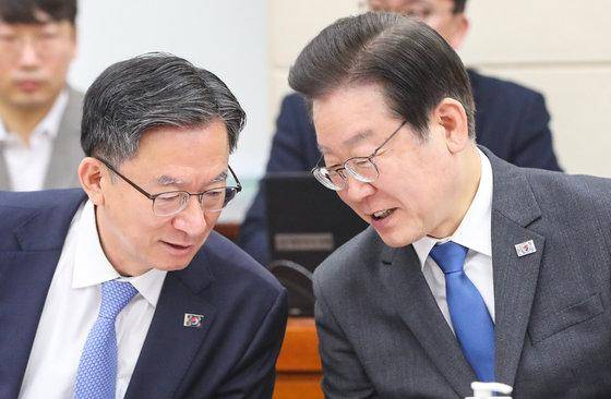 정성호 더불어민주당 의원과 이재명 대표. 뉴스1