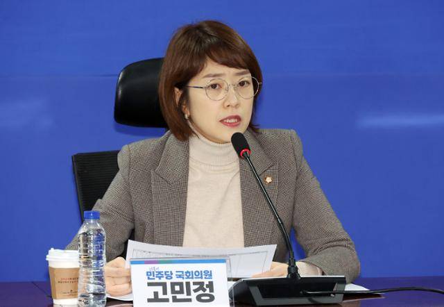 고민정 더불어민주당 의원이 지난달 17일 오전 서울 여의도 국회 의원회관에서 야4당 주최로 열린 '12·3 계엄 그 후, 권력통제 민주적 방안은?: 계엄법 개정 논의를 중심으로' 국회의원 집담회에서 발언하고 있다. 뉴시스