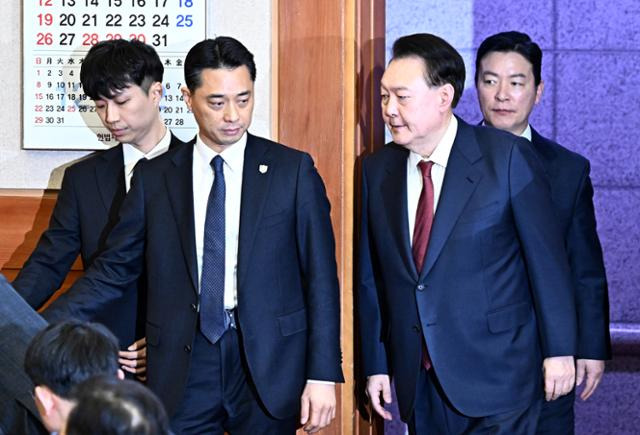 내란 우두머리 혐의로 구속된 윤석열 대통령이 1월 23일 오후 서울 종로구 헌법재판소에서 열린 탄핵 심판 4차 변론기일에 출석하고 있다. 헌법재판소 제공