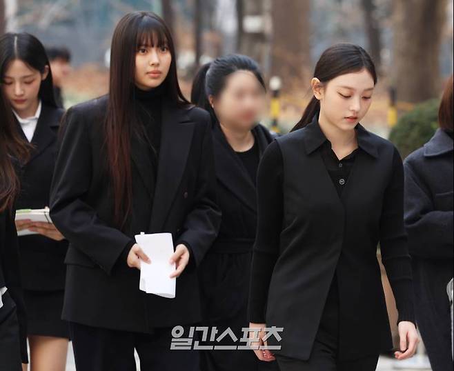 어도어가 뉴진스(NJZ) 멤버들을 상대로 제기한 기획사 지위보전 및 광고계약 체결 등 금지 가처분 심문기일이 7일 오전 서울중앙지법에서 열렸다. 뉴진스가 법원으로 들어서고 있다. 서병수 기자 qudtn@edaily.co.kr /2025.03.07/