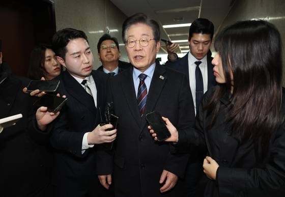 더불어민주당 이재명 대표가 7일 서울 여의도 국회에서 열린 긴급 의원총회에 참석하고 있다. 연합뉴스