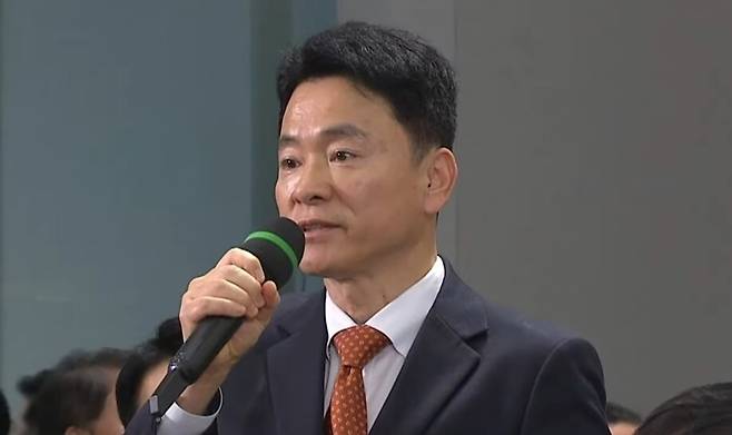 지난해 11월7일 오전 서울 용산 대통령실 청사 브리핑실에서 열린 윤석열 대통령의 대국민담화 및 기자회견에서 박석호 기자가 질문하고 있다.