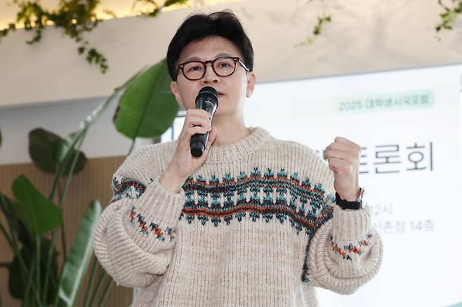 한동훈 전 국민의힘 대표가 6일 서울 서대문구 코지모임공간 신촌점에서 열린 2025 대학생시국포럼 백문백답 토론회에서 '대한민국, 그리고 미래세대'를 주제로 강연하고 있다./ 사진=연합