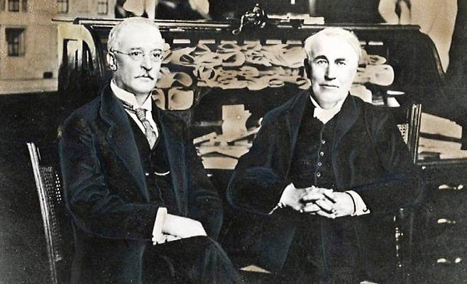 실종되기 1년 전인 1912년 루돌프 디젤(왼쪽)이 미국에서 발명가 에디슨﻿과 찍은 사진.  /세종서적 제공