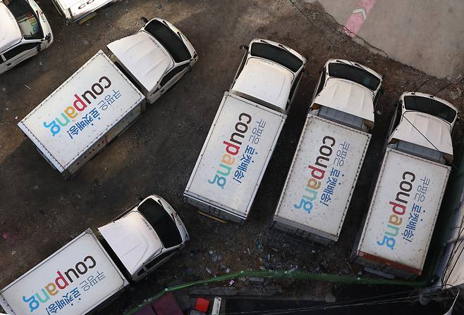 서울의 한 주차장에 세워진 쿠팡 배송차량 모습. 연합뉴스