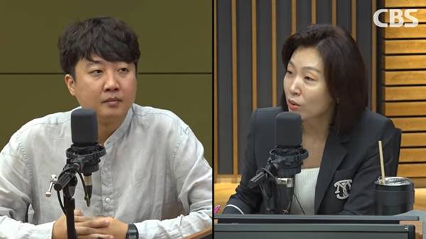 ▲CBS 라디오 '김현정의 뉴스쇼'에 출연한 이준석 개혁신당 의원(왼쪽)과 진행자인 김현정 앵커. 사진=뉴스쇼 갈무리