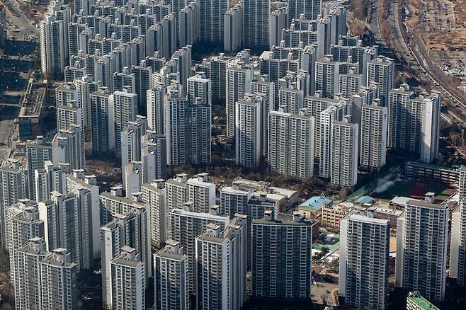 서울 송파구 롯데월드타워 전망대에서 바라본 아파트들의 모습. [사진 = 연합뉴스]
