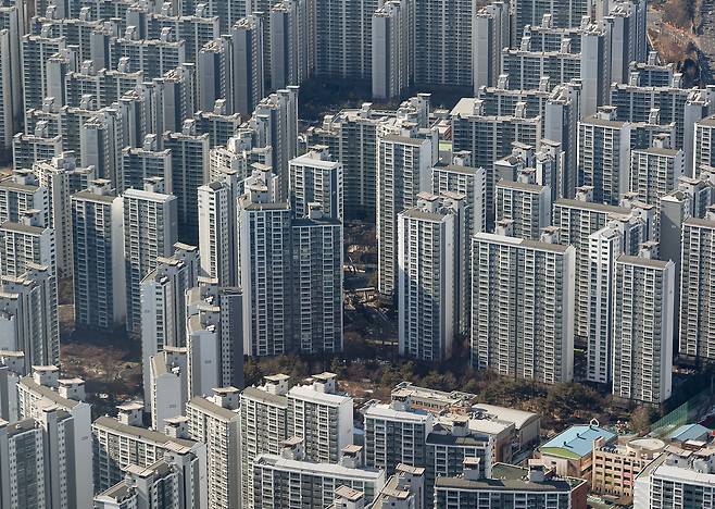 서울 송파구 롯데월드타워 전망대에서 바라본 아파트들의 모습. [연합]