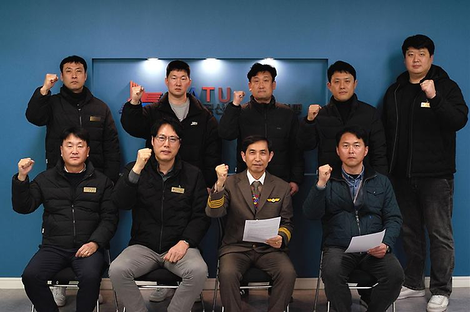7일 항공산업노동조합연맹과 아시아나항공 열린 조종사 노동조합(AHPU)이 기자회견을 갖고 기념사진을 촬영하고 있다. [AHPU 홈페이지 갈무리]