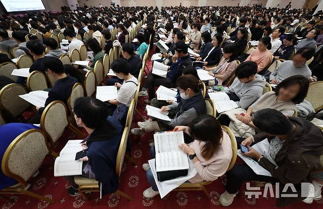 [서울=뉴시스] 김진아 기자 = 서울 광진구 세종대 컨벤션센터에서 열린 종로학원 2025 정시 합격점수 예측 및 전략 설명회에서 학부모들이 입시자료를 살펴보고 있다. 2024.11.15. bluesoda@newsis.com