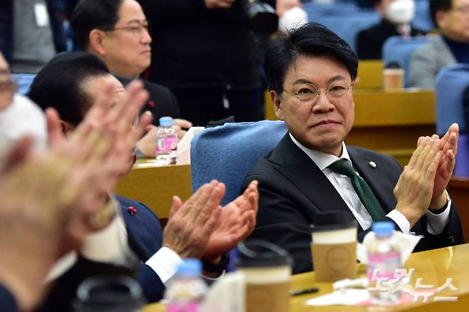 장제원 전 국민의힘 의원이 2015년 11월 서울 강남의 한 호텔에서 자신의 비서에게 성폭력을 행사한 혐의로 수사를 받고 있다고 전해졌다. 윤창원 기자