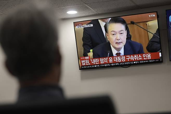 법원이 윤석열 대통령에 대한 구속취소 청구를 인용한 7일 서울시내 대형병원에 설치된 모니터에 관련 뉴스가 나오고 있다. 뉴시스