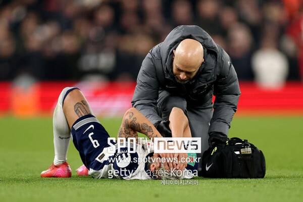 ▲ 토트넘 홋스퍼 중앙 수비수 미키 판 더 펜(사진 위), 히샤를리송(사진 아래)도 부상을 피하지 못했다.