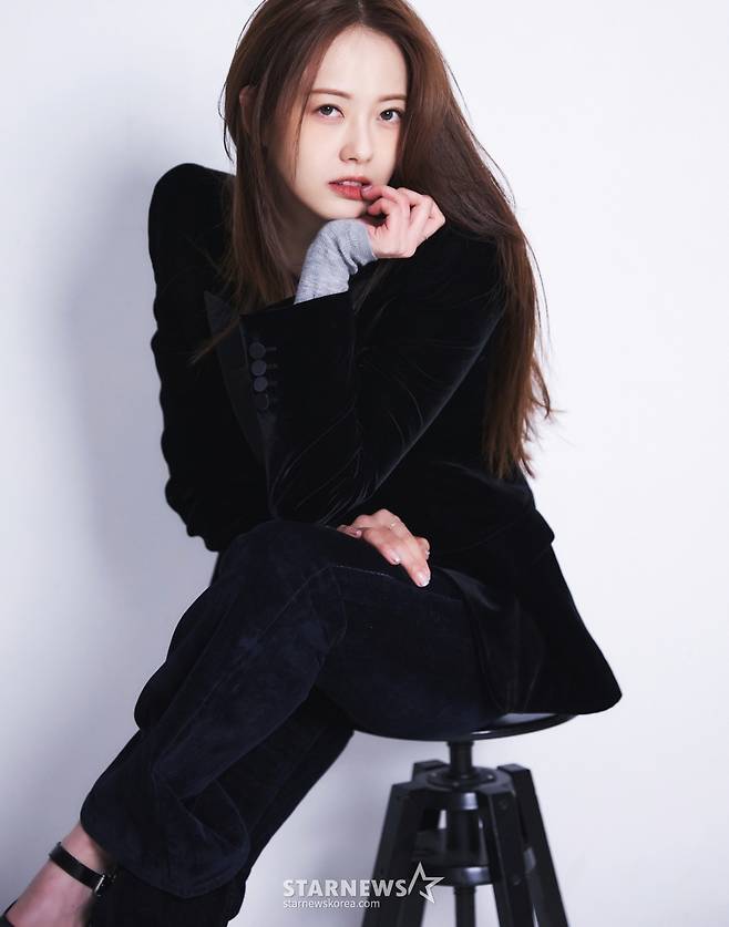 티빙 오리지널 시리즈 '춘화연애담'의 배우 고아라가 라운드 인터뷰를 위해 포즈를 취하고 있다. /사진제공=킹콩 by 스타쉽 2025.03.01 /사진=이동훈 photoguy@