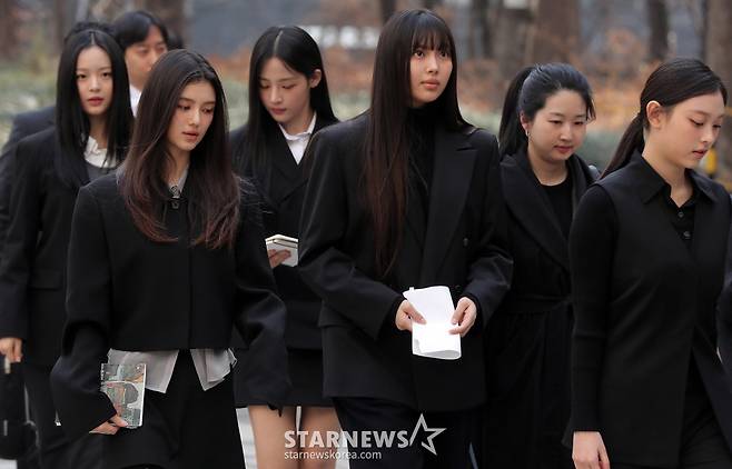 어도어가 뉴진스 멤버들을 상대로 제기한 '기획사 지위보전 및 광고계약 체결 등 금지 가처분' 첫 심문기일이 7일 오전 서울 서초구 중앙지방법원에서 열린 가운데 걸그룹 뉴진스가 출석하고 있다. 2025.03.07 /사진=김창현 chmt@