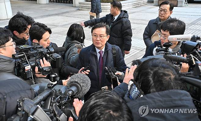 취재진 질문에 답하는 윤갑근 변호사 (서울=연합뉴스) 윤석열 대통령 측 변호인 윤갑근 변호사가 지난 2월 20일 서울 서초구 서울중앙지법에서 열린 윤석열 대통령 내란혐의 첫 형사재판에 출석하며 취재진의 질문에 답하는 모습 [연합뉴스 자료사진]