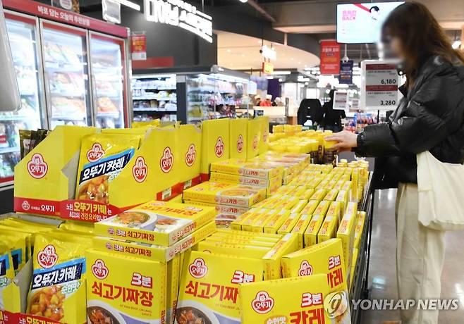 홈플러스, 주요 협력사 납품 속속 재개 (서울=연합뉴스) 홈플러스가 회생절차로 인해 납품을 일시 유예했던 주요 협력사들이 납품을 속속 재개키로 해 곧 안정화될 것이라고 7일 밝혔다. 사진은 서울 강서구 강서점에서 고객이 쇼핑하는 모습. 2025.3.7 [홈플러스 제공. 재판매 및 DB 금지] photo@yna.co.kr