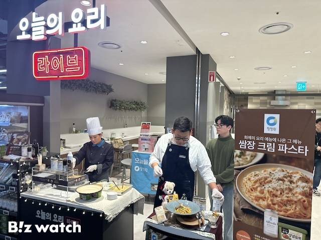 홈플러스 메가푸드마켓 라이브 강서점의 '오늘의 요리 라이브' 시식코너/ 사진=정혜인 기자 hij@