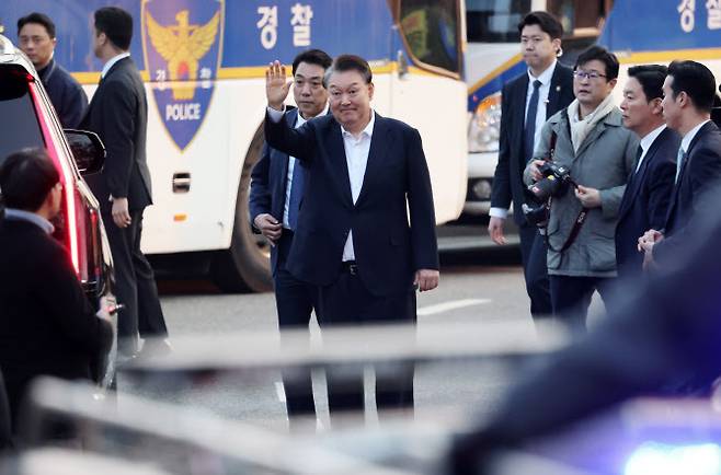 석방된 윤석열 대통령이 8일 경기도 의왕시 서울구치소를 나서며 차에서 내려 지지자들에게 인사하고 있다 (사진=뉴스1)