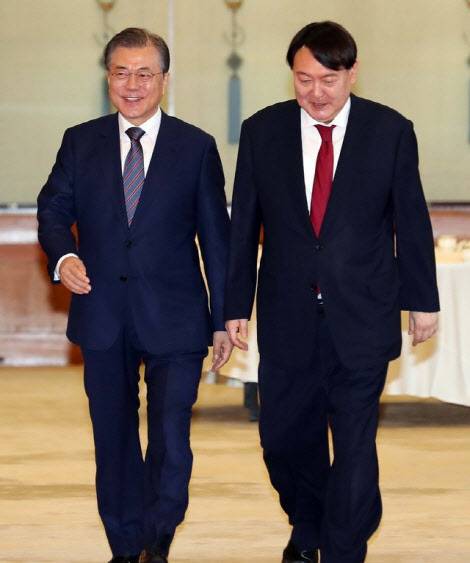 문재인 전 대통령과 윤석열 대통령이 2019년 7월 25일 청와대 본관에서 윤석열 신임 검찰총장 임명장 수여식을 마치고 환담장으로 향하고 있다. (사진=뉴시스)