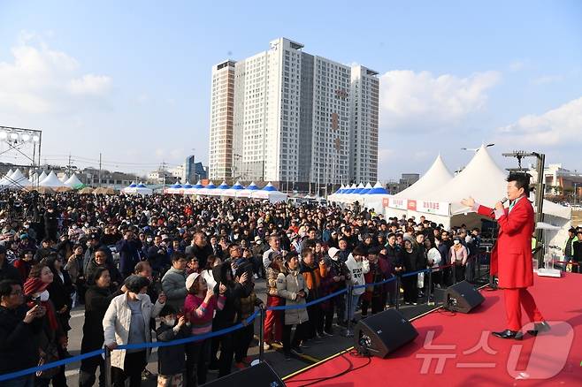 8일 전북자치도 완주군 삼례농협 공영주차장에서 열린 '삼례딸기축제'를 찾은 방문객들이 축하공연을 관람하고 있다.(완주군 제공. 재판매 및 DB금지)2025.3.8/뉴스1