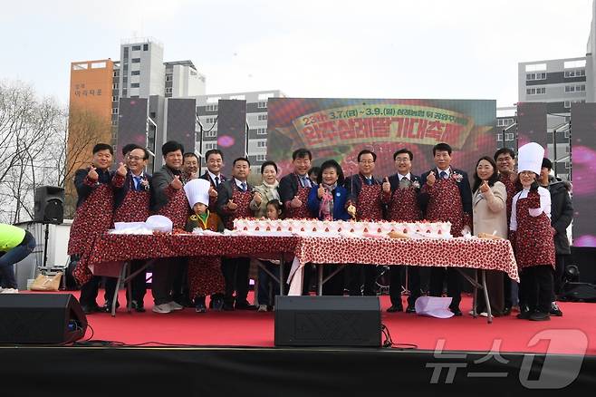 8일 전북자치도 완주군 삼례농협 공영주차장에서 '삼례딸기축제'가 열리고 있다. (완주군 제공. 재판매 및 DB금지)2025.3.8/뉴스1