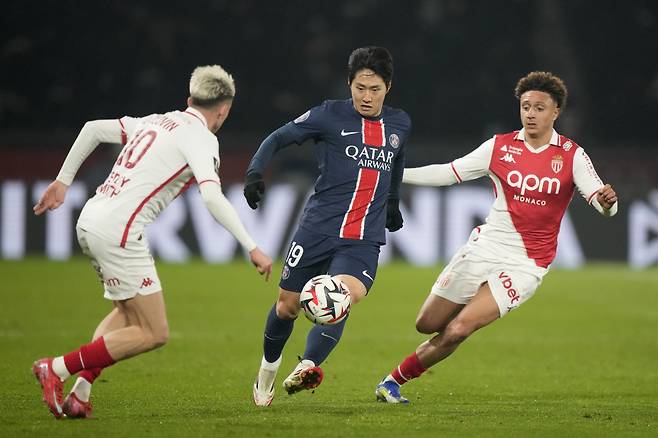 한국 축구의 차세대 에이스 '골든보이' 이강인(23)이 파리생제르맹(PSG)에서 두 시즌 만에 쫓겨날 위기에 빠졌다.
PSG의 촘촘한 스쿼드와 경쟁자들의 뜨거운 상승세 때문에 입지가 사라졌기 때문이다. PSG 구단도 냉정한 결정을 내렸다. 이강인의 재능과 한국 시장 공략의 가치를 과감히 포기할 전망이다.
이강인이 PSG에서 내쫓길 위기라는 내용은 프랑스 매체 풋01에 의해 보도됐다.
<저작권자(c) 연합뉴스, 무단 전재-재배포, AI 학습 및 활용 금지>