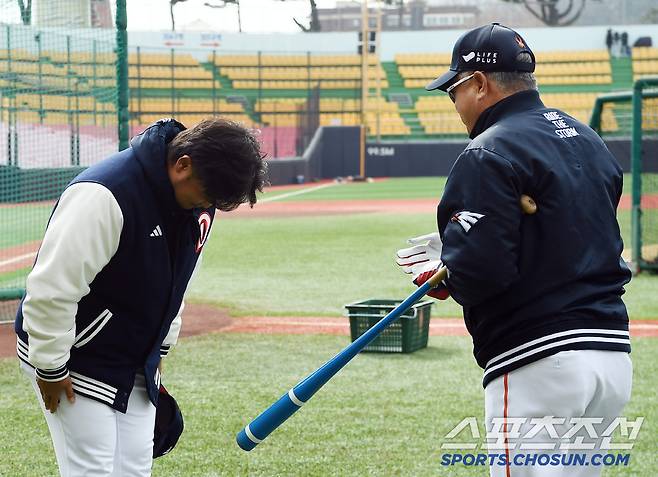 8일 청주야구장에서 열린 시범경기 두산-한화전. 경기 전 한화 김경문 감독과 두산 박석민 코치가 반갑게 인사하고 있다. 청주=정재근 기자 cjg@sportschosun.com/2025.3.8/