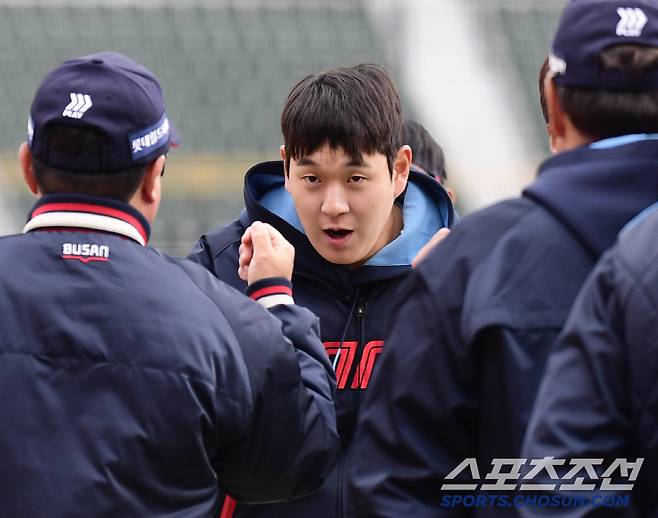 8일 부산 사직야구장에서 KBO리그 시범경기 롯데와 KIA의 경기가 열렸다. 롯데가 KIA에 승리했다. 경기 종료 후 김태형 감독과 하이파이브를 나누고 있는 나승엽. 부산=송정헌 기자songs@sportschosun.com/2025.03.08/