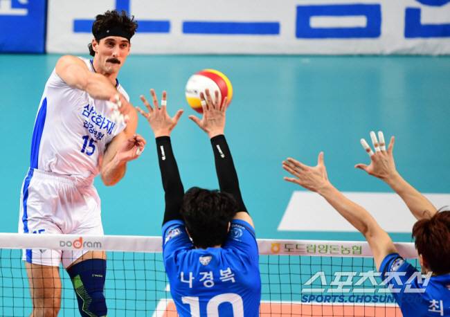 2021-2022 프로배구 V리그 우리카드와 삼성화재의 경기가 1일 서울장충체육관에서 열렸다. 삼성화재 러셀이 우리카드 나경복의 블로킹 사이로 스파이크를 강타하고 있다.  장충=최문영 기자 deer@sportschosun.com /2021.12.01/