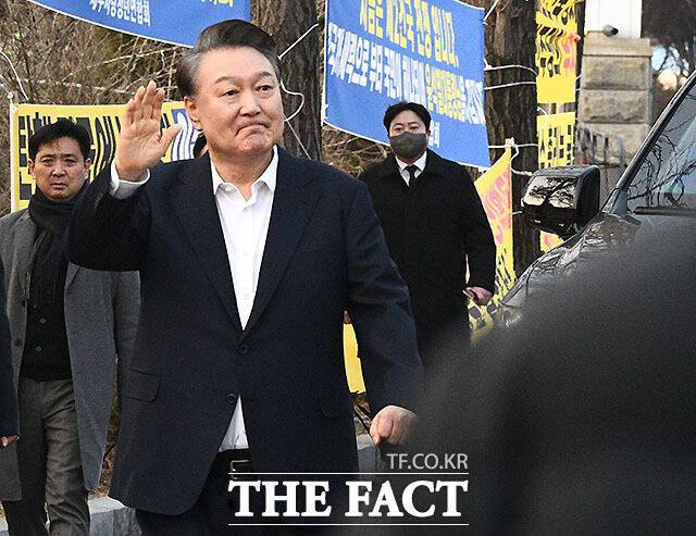 법원의 구속취소 청구 인용으로 석방된 윤석열 대통령이 8일 오후 5시 40분쯤 경기도 의왕시 서울구치소를 빠져나오며 지지자들에게 인사하고 있다. /서예원 기자