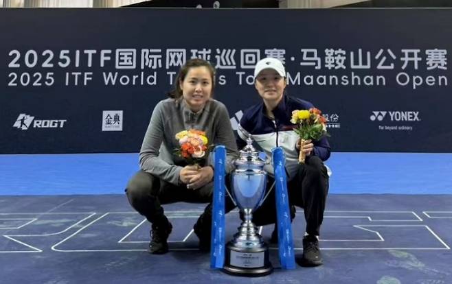 ITF 중국대회에서 통산 27번째 복식 우승을 차지한 김나리(오른쪽)