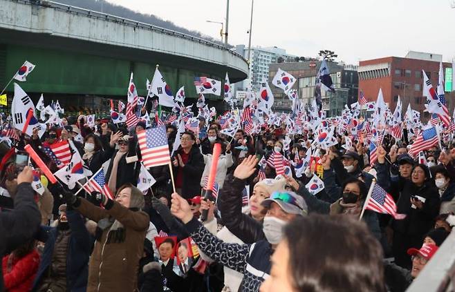 8일 서울 한남동 관저 앞에서 윤석열 대통령 지지자들이 서울구치소에서 석방된 윤 대통령이 도착하자 환호하고 있다. 연합뉴스