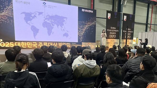 김빛나 위스키 전문 유튜버가 2025 대한민국주류대상 박람회 둘쨋날 위스키 입문자를 대상으로 강연하고 있다. /조선비즈
