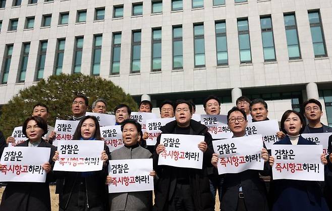 더불어민주당 박찬대 원내대표와 법제사법위원, 상임위 간사단들이 8일 서울 서초구 대검찰청 앞에서 열린 윤석열 구속취소 즉각 항고 촉구 기자회견에서 구호를 외치고 있다. ⓒ뉴시스