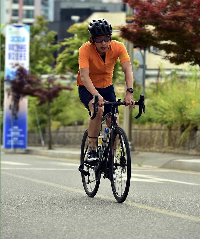 이윤재 씨가 로드사이클을 타고 질주하고 있다. 2010년 산악자전거(MTB)를 타며 스트레스를 풀었던 그는 2011년부터는 로드사이클로 바꿔 출퇴근도 하면서 건강한 삶을 만들어 가고 있다. 이윤재 씨 제공.
